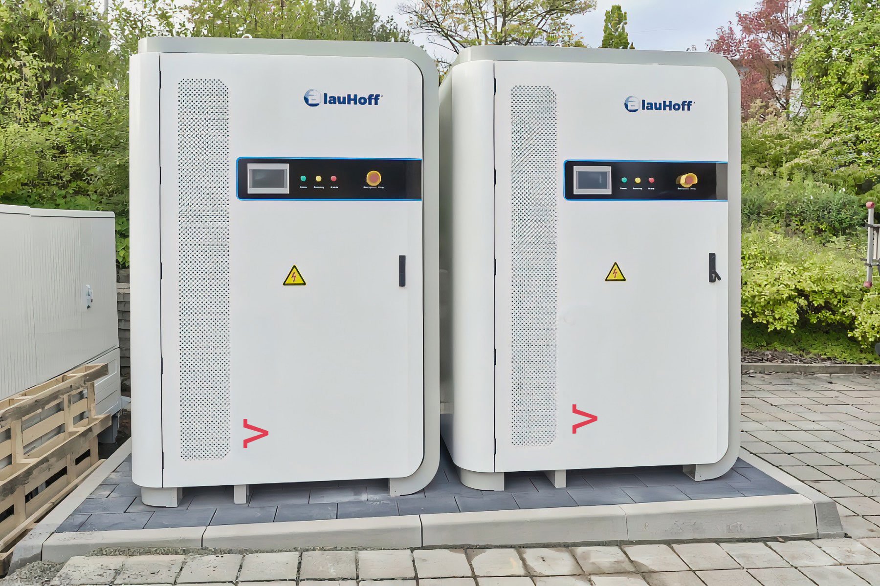 Echte aurivolt-Schwarmspeicher-Schränke mit Bedienfeld, aufgestellt im Außenbereich